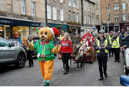 Edinburgh, Scotland, UK. 7th  Dec 2019.  Christmas Charity Festival in Stockbridge Edinburgh, the festival starts with the Santa Parade led by the Stockbridge Pipe Band, followed by santa and his reindeer, the route ends in Inverleith Park. Santa on his sleigh in Raeburn Place. Credit: Craig Brown/Alamy Live News Stock Photo