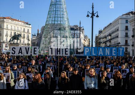 Madrid, Spain. 7th December, 2019. People with placards reading ÔSave the planetÕ protesting against animal abuse called by ÔAnimal EqualityÕ (Igualdad Animal), denouncing the impact of industrial livestock on the planet coinciding with the UN Climate Change Conference COP25 that is taking place in Madrid, Spain. Credit: Marcos del Mazo/Alamy Live News Stock Photo