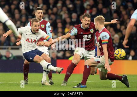 London, UK. 07th Dec, 2019. Harry Kane of Tottenham Hotspur (L) his team's fourth goal. EPL Premier League match, Tottenham Hotspur v Burnley at the Tottenham Hotspur Stadium in London on Saturday 7th December 2019. this image may only be used for Editorial purposes. Editorial use only, license required for commercial use. No use in betting, games or a single club/league/player publications . pic by Steffan Bowen/Andrew Orchard sports photography/Alamy Live news Credit: Andrew Orchard sports photography/Alamy Live News