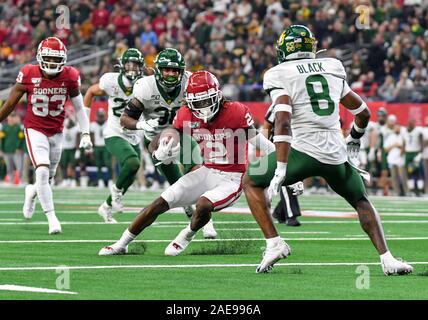 Dec 07, 2019: Oklahoma Sooners wide receiver CeeDee Lamb #2 carries the ball during the NCAA Big 12 Championship game between the Baylor University Bears and the University of Oklahoma Sooners at AT&T Stadium in Arlington, TX Oklahoma defeated Baylor 30-23 in Overtime Albert Pena/CSM Stock Photo