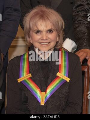 Washington DC, USA. 07th Dec, 2019. Singer Linda Ronstadt, one of the recipients of the 42nd Annual Kennedy Center Honors poses as part of a group photo following a dinner at the United States Department of State in Washington, D.C. on Saturday, December 7, 2019. Credit: ZUMA Press, Inc./Alamy Live News