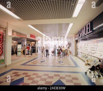 Crystal Peaks Shopping Centre in Sheffield, in 1988, South Yorkshire, Northern England, UK Stock Photo