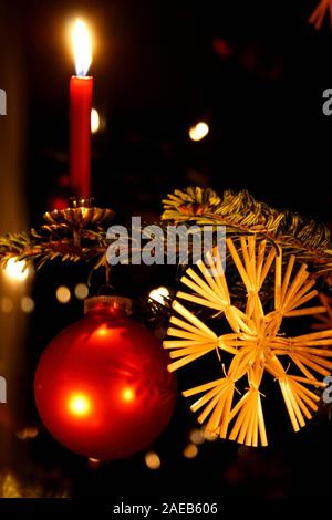 Kerzenlicht am Christbaum Stock Photo