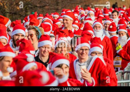 London, UK. 08th Dec, 2019. London Santa Dash 2019 - Thousands of people dressed as Santa Claus take on an optional 5k or 10k London Santa Dash course in Brockwell Park to help raise funds for seriously ill children from across the UK who are cared for at Great Ormond Street Hospital (GOSH). Credit: Guy Bell/Alamy Live News Stock Photo