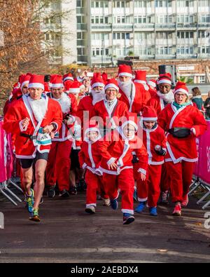 London, UK. 08th Dec, 2019. The start - London Santa Dash 2019 - Thousands of people dressed as Santa Claus take on an optional 5k or 10k London Santa Dash course in Brockwell Park to help raise funds for seriously ill children from across the UK who are cared for at Great Ormond Street Hospital (GOSH). Credit: Guy Bell/Alamy Live News Stock Photo