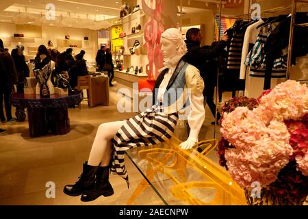 London, UK. 18 Nov 2019. Exterior of LV, Louis Vuitton store on New Bond  Street with Christmas display. Credit: Waldemar Sikora Stock Photo - Alamy