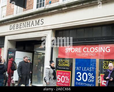 Store closing sign outside the Debenhams shop in York city centre, Yorkshire, England, UK Stock Photo