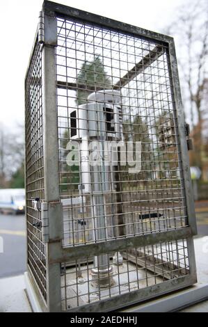 Bearsden, Glasgow, UK. 19 November 2019.   Pictured: Air Quality Monitor situated at Bearsden Cross.   Scottish Greens Co-Leader Patrick Harvie and West Scotland MSP Ross Greer join Scottish Greens candidate for East Dunbartonshire Carolyn Scrimgeour to record pollution levels.  The Scottish Greens will launch a policy on new car taxation to tackle air pollution and CO2 emissions. Credit: Colin Fisher/Alamy Live News. Stock Photo