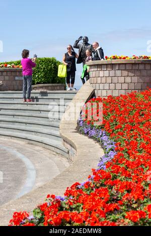 Eric Morecambe staue on beach promenade, Marine Road Central, Morecambe, Lancashire, England, United Kingdom Stock Photo