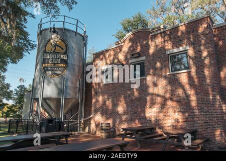 WINTER GARDEN, FLORIDA: MAY 29, 2019 - Crooked Can Brwery silo serving craft beer at Plant Street market in historic downtown Winter Garden Stock Photo