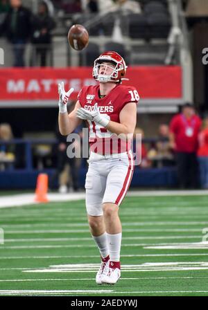 Dec 07, 2019: Oklahoma Sooners tight end Austin Stogner #18 warms up before the NCAA Big 12 Championship game between the Baylor University Bears and the University of Oklahoma Sooners at AT&T Stadium in Arlington, TX Oklahoma defeated Baylor 30-23 in Overtime Albert Pena/CSM Stock Photo