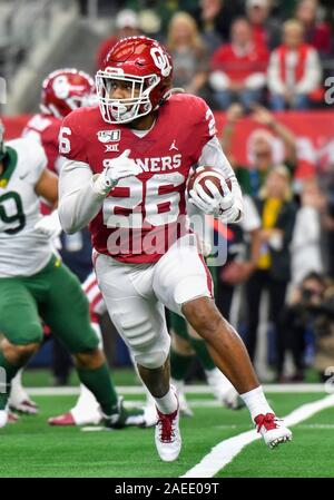 Dec 07, 2019: Oklahoma Sooners running back Kennedy Brooks #26 carries the ball during the NCAA Big 12 Championship game between the Baylor University Bears and the University of Oklahoma Sooners at AT&T Stadium in Arlington, TX Oklahoma defeated Baylor 30-23 in Overtime Albert Pena/CSM Stock Photo