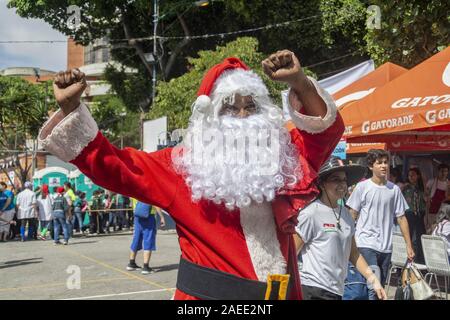 Caracas, Miranda, Venezuela. 7th Dec, 2019. Santa en las Calles is a Venezuelan nonprofit organization that helps the most needy by collecting non-monetary goods that provide happiness, protection and relief to their basic needs. Every year on the first weekend in December, it celebrates a one-day activity where thousands of volunteers receive donations to be delivered to low-income areas and institutions and to the homeless on the streets of Caracas. Credit: Jimmy Villalta/ZUMA Wire/Alamy Live News Stock Photo