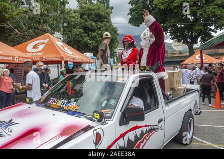 Caracas, Miranda, Venezuela. 7th Dec, 2019. Santa en las Calles is a Venezuelan nonprofit organization that helps the most needy by collecting non-monetary goods that provide happiness, protection and relief to their basic needs. Every year on the first weekend in December, it celebrates a one-day activity where thousands of volunteers receive donations to be delivered to low-income areas and institutions and to the homeless on the streets of Caracas. Credit: Jimmy Villalta/ZUMA Wire/Alamy Live News Stock Photo