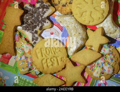 Sieversdorf, Germany. 08th Dec, 2019. Freshly baked Christmas cookies lie on a plate during the pre-Christmas period. Credit: Patrick Pleul/dpa-Zentralbild/ZB/dpa/Ģ����ý Live News Stock Photo