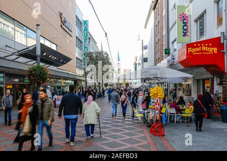 Gelsenkirchen, Ruhr area, North Rhine-Westphalia, Germany - shops in the pedestrian zone, Bahnhofstrasse in Gelsenkirchen-Altstadt. Gelsenkirchen, Ruh Stock Photo