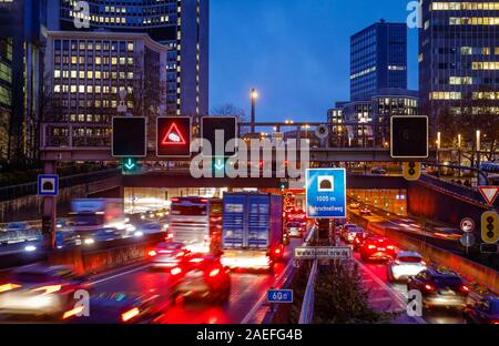 Essen, Ruhr area, North Rhine-Westphalia, Germany - Truck on the A40 motorway during evening hours in Essen city centre. Essen, Ruhrgebiet, Nordrhein- Stock Photo