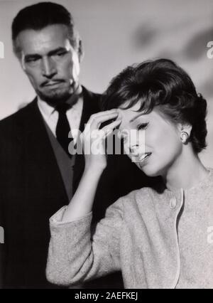 Wolfgang Preiss, deutscher Schauspieler und Synchronsprecher, mit Dawn Addams im Spielfilm 'Die 1000 Augen des Dr. Mabuse', Deutschland 1960. German actor and dubbing actor Wolfgang Preiss with Dawn Addams in the movie 'Die 1000 Augen des Dr. Mabuse', Germany 1960. Stock Photo