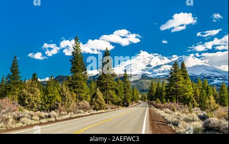 Road towards Mounts Shasta and Shastina in California Stock Photo