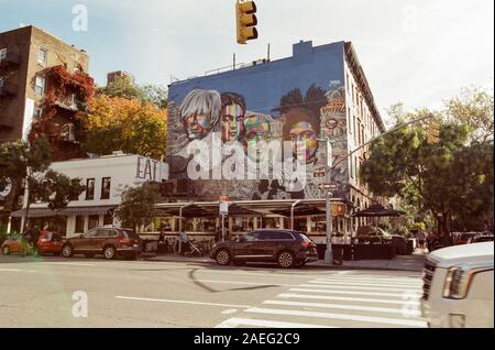 Eduardo Kobra mural featuring Andy Warhol, Frida Kahlo, Keith Haring and Jean Michel Bastiquiat. The Empire Diner, 10th Avenue, New York City, U.S.A Stock Photo