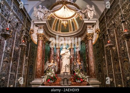 Die Madonna von Trapani in der Wallfahrtskirche Santuario di Maria Santissima Annunziata,  Trapani, Sizilien, Italien, Europa  |  marble statue of the Stock Photo