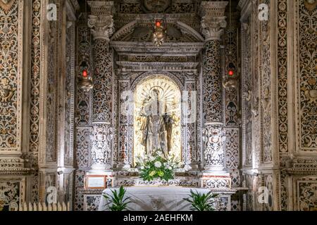 Silber Statue in der Wallfahrtskirche Santuario di Maria Santissima Annunziata,  Trapani, Sizilien, Italien, Europa  |  Silver statue at the Basilica Stock Photo