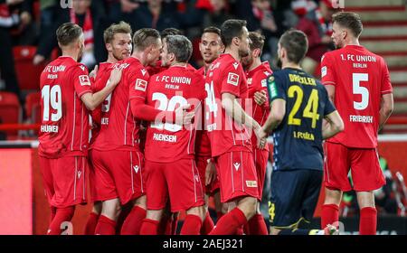 Berlin, Germany. 08th Dec, 2019. Soccer: Bundesliga, 1st FC Union Berlin - 1st FC Cologne, 14th matchday, stadium An der Alten Försterei. Berlin's Sebastian Andersson (2nd from left) cheers on his 1-0 goal with team mates Florian Hübner (left), Sebastian Polter (3rd from left), Michael Parensen (4th from left), Christian Gentner (4th from right) and Marvin Friedrich (right). Credit: Andreas Gora/dpa/Alamy Live News Stock Photo