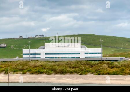 Sumburgh Airport in the south of Shetland Mainland, seen across West Voe beach. Stock Photo
