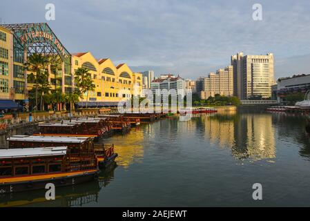 The Singapore River with with tour boats moored in front of Riverside Point on the left, and Clarke Quay on the right Stock Photo