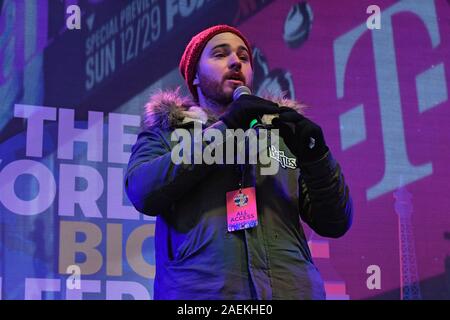 NEW YORK, NY - DECEMBER 07: Josh Littlejohn speaks on stage during the The World's Big Sleep Out at Times Square on December 07, 2019 in New York City Stock Photo