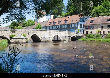 15thC Pont Roby crossing the River Creuse, Felletin, Creuse, Nouvelle-Aquitaine, France. Felletin is the centre of the 550 year old French tapestry in Stock Photo