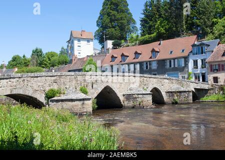 15thC Pont Roby crossing the River Creuse, Felletin, Creuse, Nouvelle-Aquitaine, France. Felletin is the centre of the 550 year old French tapestry in Stock Photo