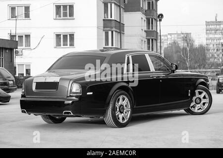 Novosibirsk, Russia - 07.25.2019: Rear side view of new a very expensive luxury Rolls Royce Phantom car, a long black limousine, model outdoors, prepa Stock Photo