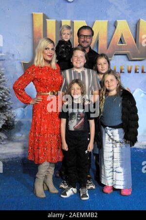 Hollywood, California, USA 9th December 2019 Actress Tori Spelling, husband Dean McDermott and their children Beau Dean McDermott, Liam Aaron McDermott, Finn Davey McDermott, Stella Doreen McDermott and Hattie Margaret McDermott attend Sony Pictures Presents The World Premiere of 'Jumanji: The Next Level' on December 9, 2019 at TCL Chinese Theatre in Hollywood, California, USA. Photo by Barry King/Alamy Live News Stock Photo