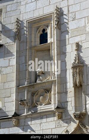 Bourges (central France): private mansion Palais Jacques Coeur, detail of the facade with the sculpture of a man at the balcony or window, a man who Stock Photo