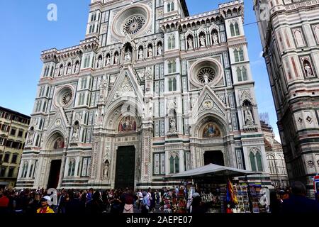 Crowds of people and souvenir sellers in front of the Florence Cathedral, Cattedrale di Santa Maria del Fiore, Florence, Italy. Stock Photo