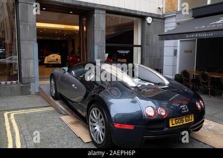 2006 Bugatti VEYRON EB 16.4 coupé driving into Bonhams in New Bond Street London,UK Stock Photo