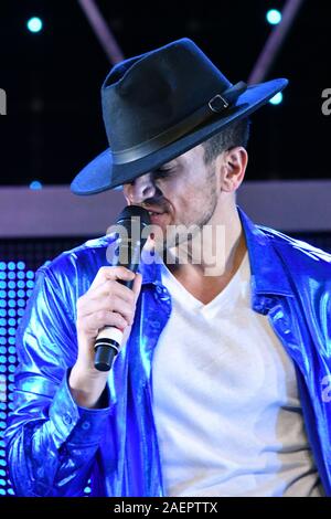 Peter Andre, Mysterious Girl hitmaker performs Michael Jackson's Man in the Mirror with the entire company of Thriller, as he guest stars in Thriller Live for two weeks, following the show's 4000th anniversary performance in 2018, at The Lyric Theatre  London, UK - 10 December 2019 Credit: Nils Jorgensen/Alamy Live News Stock Photo