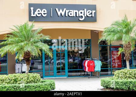 Vero Beach Florida,Vero Beach Outlets,outdoor outlet mall,shopping,Lee Wrangler,store,exterior,sign,sidewalk rack,FL190920052 Stock Photo