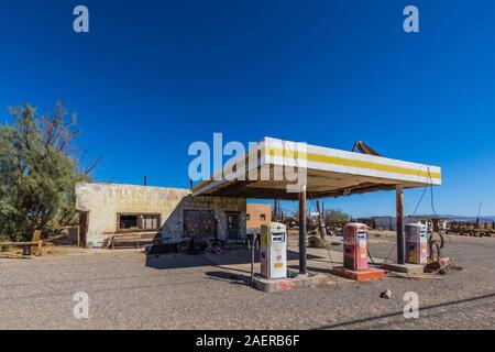Whiting Brothers gas station, closed in 1968, at Newberry Springs along Route 66 in California, USA [No property release; available for editorial lice Stock Photo