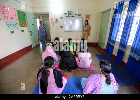 Bangladeshi drug-addicted women in a counseling class at Ahsania Mission Female Drug Treatment & Rehabilitation Center in Dhaka, Bangladesh Stock Photo