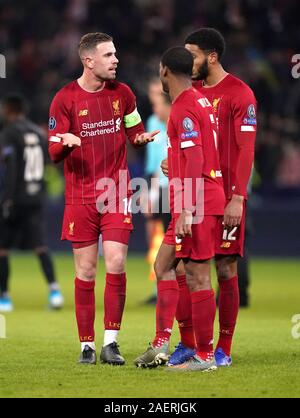 Liverpool's Jordan Henderson (left) speaks with Naby Keita and Joe Gomez (right) after the final whistle during the UEFA Champions League match at the Red Bull Arena, Salzburg. Stock Photo