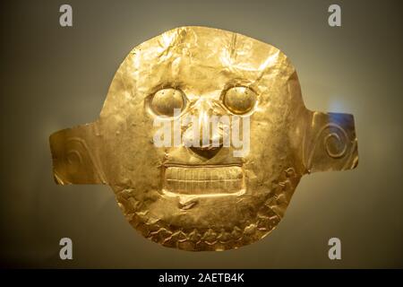 Golden Colombian artifacts housed within the Banco de la República Gold Museum ('El Museo del Oro')  Bogotá , Colombia Stock Photo