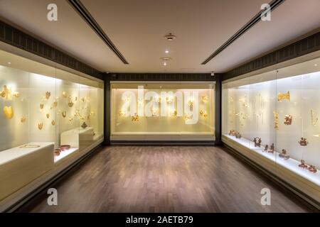 Golden Colombian artifacts housed within the Banco de la República Gold Museum ('El Museo del Oro')  Bogotá , Colombia Stock Photo