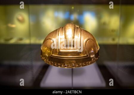 Golden Colombian artifacts housed within the Banco de la República Gold Museum ('El Museo del Oro')  Bogotá , Colombia Stock Photo