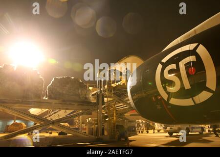 People unload SF parcels from the Tianjin Air Cargo's Boeing 737 that ...