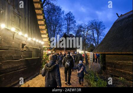 Lehde, Germany. 07th Dec, 2019. Visitors to the Christmas market in the open-air museum of the Spreewald village Lehde. On two weekends the Spreewald Christmas takes place in the museum village. In the historic farms and parlours of the open-air museum, the traditions and customs surrounding the Christmas season in Lusatia are shown. Credit: Jens Kalaene/dpa-Zentralbild/ZB/dpa/Alamy Live News Stock Photo