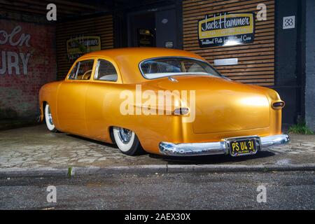 1950 Ford Deluxe 4 door sedan 'shoebox' custom car Stock Photo - Alamy