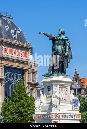 Statue of Jacob Van Artevelde and Bond Moyson building in art nouveau style at the Friday Market / Vrijdagmarkt, city Ghent, East Flanders, Belgium Stock Photo