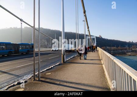Pedestrians and traffic crossing the River Danube on the Elizabeth Bridge, Erzsebet Hid,  Budapest, Hungary. December 2019 Stock Photo